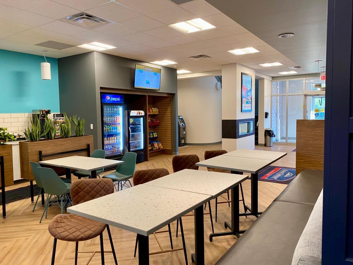 Howard Johnson By Wyndham Winnipeg West Εξωτερικό φωτογραφία