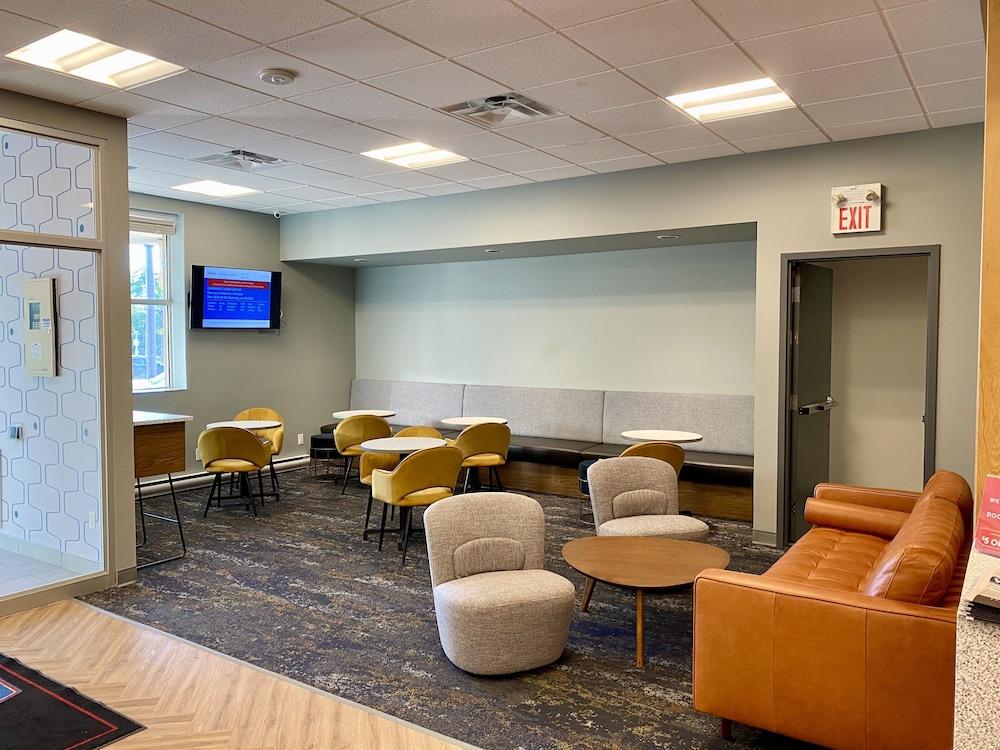 Howard Johnson By Wyndham Winnipeg West Εξωτερικό φωτογραφία