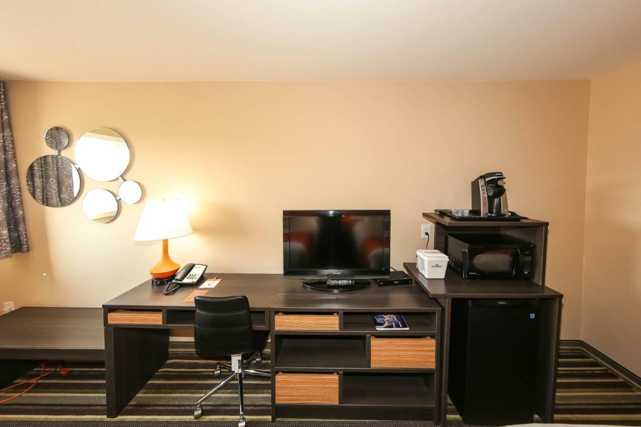 Howard Johnson By Wyndham Winnipeg West Εξωτερικό φωτογραφία