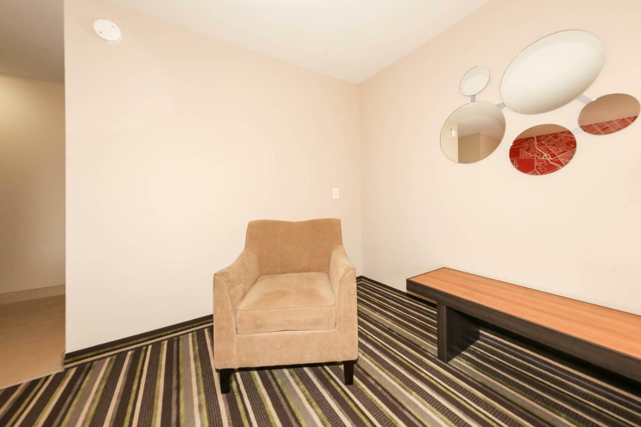 Howard Johnson By Wyndham Winnipeg West Εξωτερικό φωτογραφία