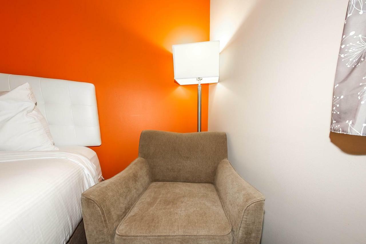 Howard Johnson By Wyndham Winnipeg West Εξωτερικό φωτογραφία