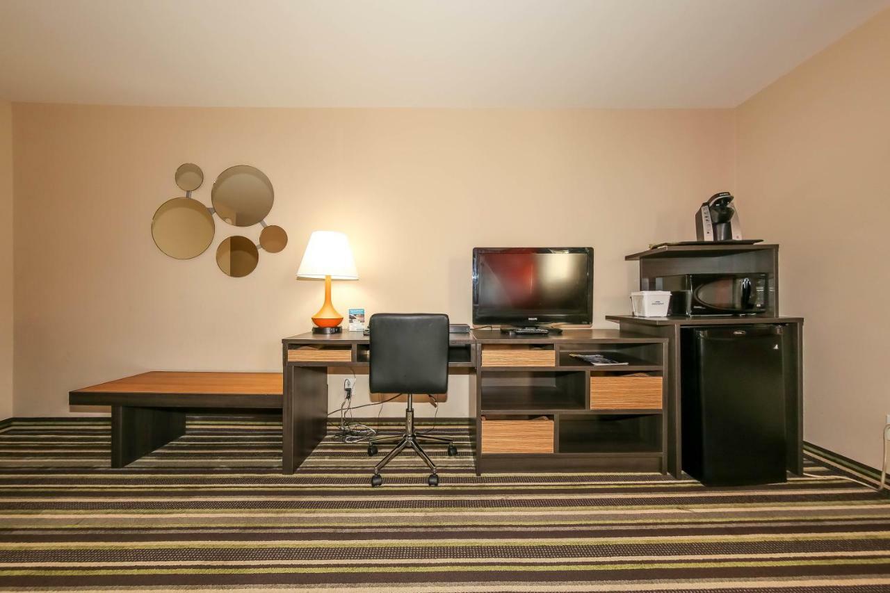 Howard Johnson By Wyndham Winnipeg West Εξωτερικό φωτογραφία